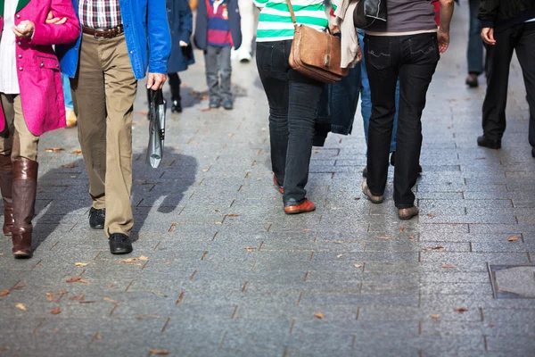 Caminhando pessoas na cidade — Fotografia de Stock