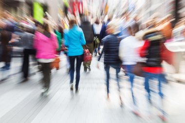 İnsanların yaratıcı zoom etkisi ile büyük şehirde alışveriş kalabalık