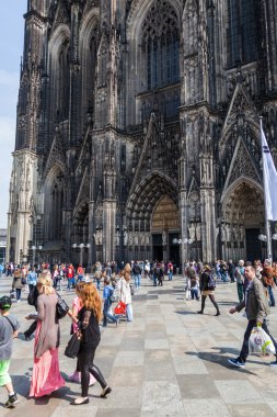 Önünde, Köln, Almanya ünlü Köln Katedrali'ne hareket insanlar kalabalık