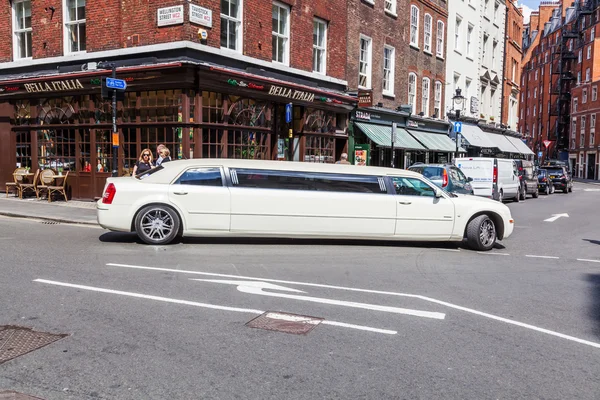 Uitgerekt limousine in de city of London, Verenigd Koninkrijk — Stockfoto