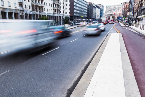 Circulation urbaine en mouvement flou — Photo