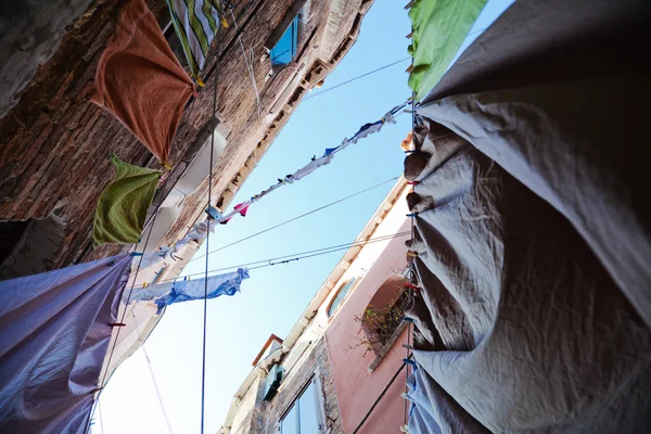 Laundry lines in a low angle view in an old alley of Venice, Italy — Stock Photo, Image