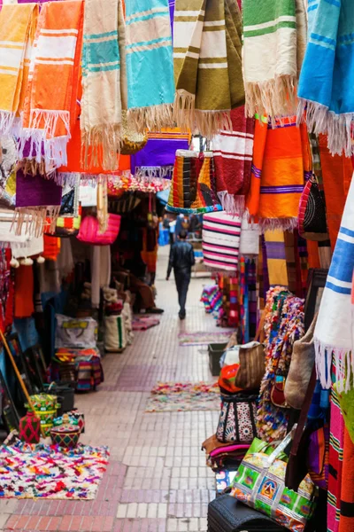Coloridas tiendas de cortinas en los zocos protegidos por la UNESCO de Essaouira, Marruecos —  Fotos de Stock