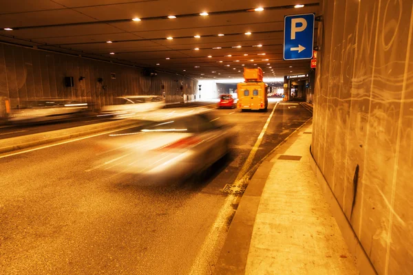 Tráfego automóvel em movimento borrão em um túnel — Fotografia de Stock