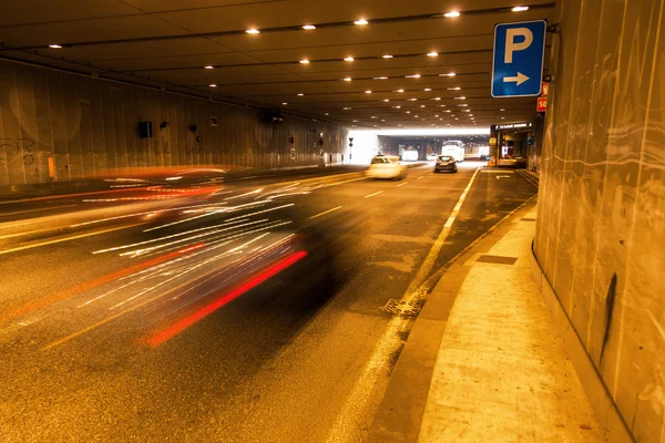 Trafic automobile en mouvement flou dans un tunnel — Photo