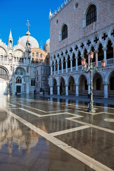 Hochwasser auf dem Markusplatz in Venedig, Italien — Stockfoto