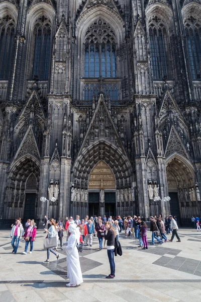 Menigte van mensen voor de kathedraal van Keulen in Keulen, Duitsland — Stockfoto