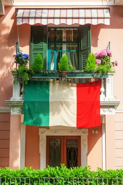 Casa tradicional na Itália com uma bandeira italiana — Fotografia de Stock