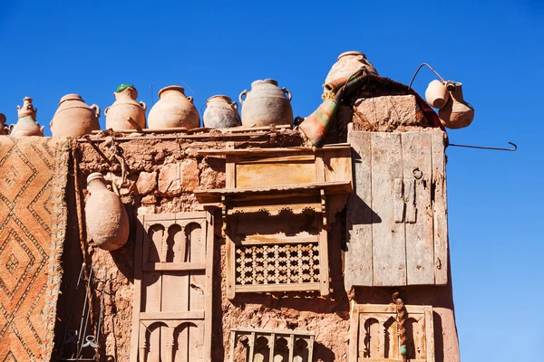 Casa marroquina com mercadorias antigas — Fotografia de Stock