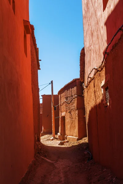 Pittoresk steegje in de oude modder ommuurde dorp van Ait-Ben-Haddou in Marokko — Stockfoto