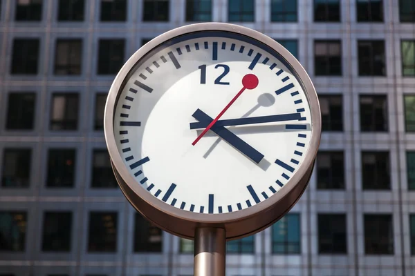 Clock sculpture in the Canary Wharf district of London, UK — Stock Photo, Image