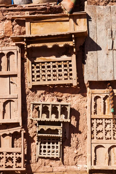 Casa de barro amurallado en Marruecos con antigüedades colgando en la pared —  Fotos de Stock