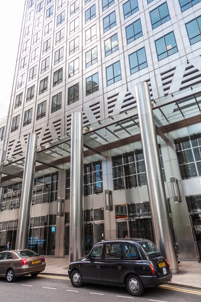 Torre One Canada Square en Canary Wharf, Londres, Reino Unido — Foto de Stock