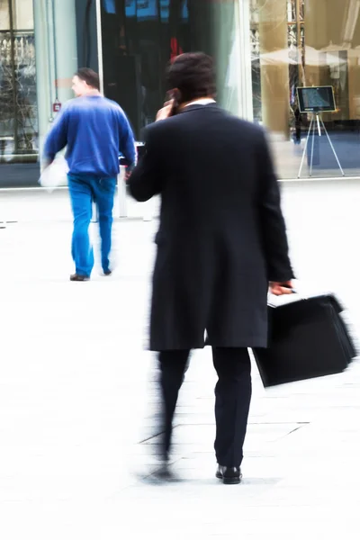 Telefonare uomo d'affari in movimento sfocatura in città — Foto Stock