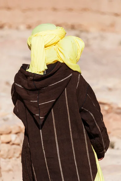 Traditional clothed Tuareg from backside — Stock Photo, Image