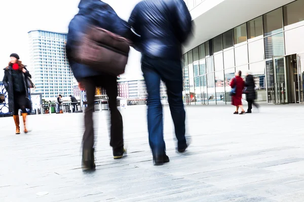 I pendolari in movimento sfocano in una città moderna — Foto Stock