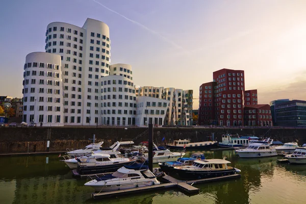 Casas Gehry en Düsseldorf, Alemania, después del atardecer — Foto de Stock