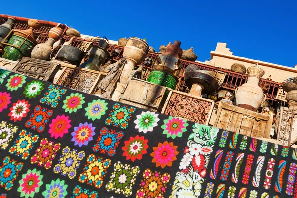 Tienda con productos tradicionales en Marruecos — Foto de Stock