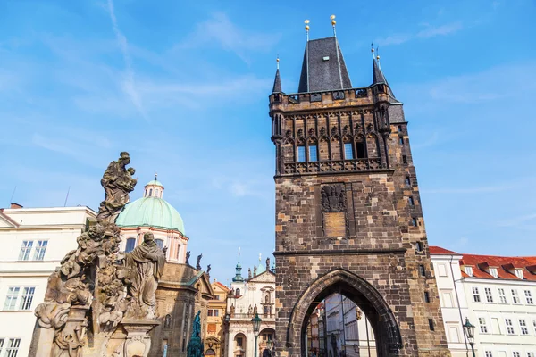 Ortaçağ köprü kule Charles Köprüsü'nde Prag, Çek Cumhuriyeti — Stok fotoğraf