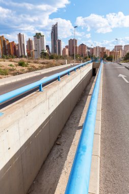 Benidorm, İspanya, cityscape uzak bir yoldan görünümünü