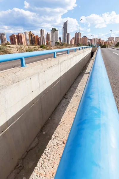 Widok na panoramę miasta Benidorm, Hiszpania, z dalekich dróg — Zdjęcie stockowe