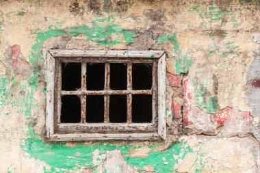 Çürümüş bir duvar, pencere