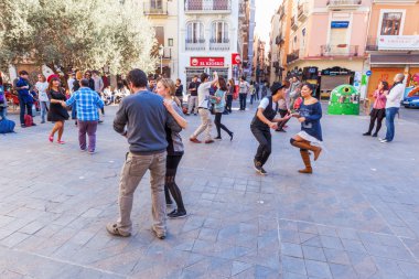Valencia, İspanya eski kasaba meydanında dans eden insanlar