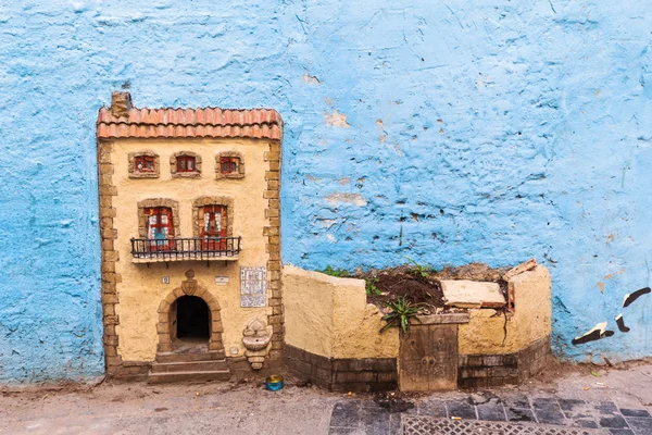 Fantasierijke huis van een kat op een muur geschilderd — Stockfoto