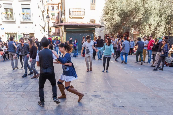 Persone che ballano su una piazza nel centro storico di Valencia, Spagna — Foto Stock