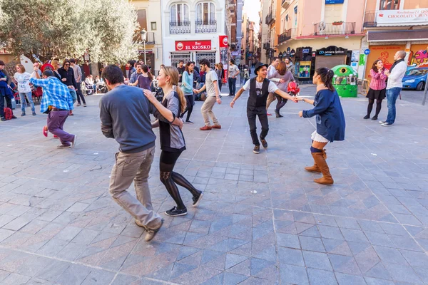 在旧镇的 Valencia，西班牙广场上跳舞的人 — 图库照片