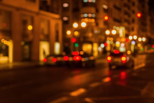 Imagem fora de foco de uma cena de trânsito da cidade à noite — Fotografia de Stock