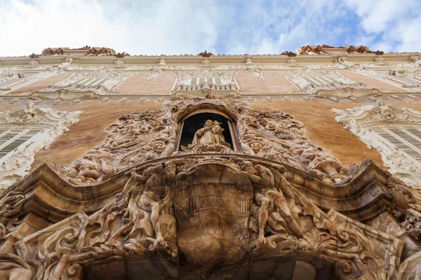 雪花石膏雕塑在宫殿 Marques de Dos 阿瓜在 Valencia，西班牙 — 图库照片