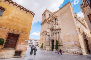 Bronz heykel Elche, İspanya Santa Maria Bazilikası'nın önünde