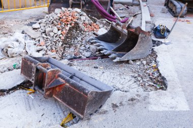 Yol inşaat alanında bir ekskavatör ile