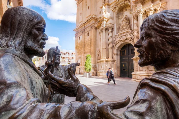 Bronz szobrok előtt a Santa Maria bazilikától Elche, Spanyolország — Stock Fotó