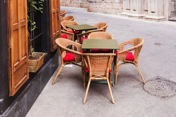 Restaurante mesas e charis em um restaurante de rua na Europa do Sul — Fotografia de Stock