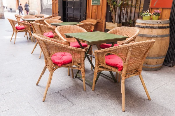 Tavoli ristorante e charis in un ristorante di strada nel sud Europa — Foto Stock