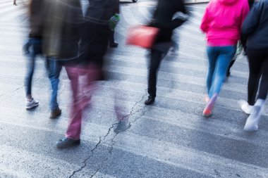 Yaya geçidi üzerinde insanlar Hareket Bulanıklığı