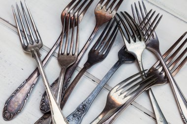 toplu ahşap bir masa üzerinde antik çatal