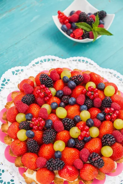 Mixed berry cake — Stock Photo, Image