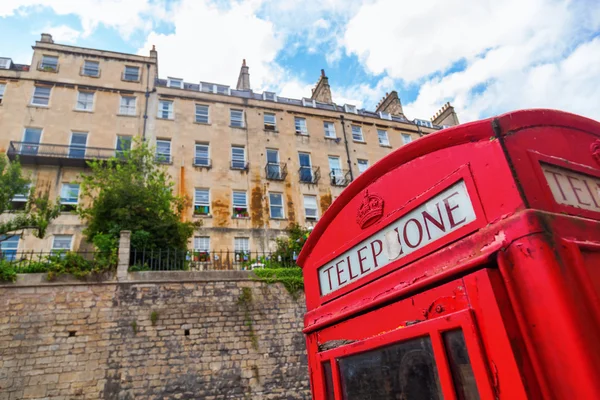 Telefono rosso di fronte a vecchi edifici a Bath, Inghilterra — Foto Stock