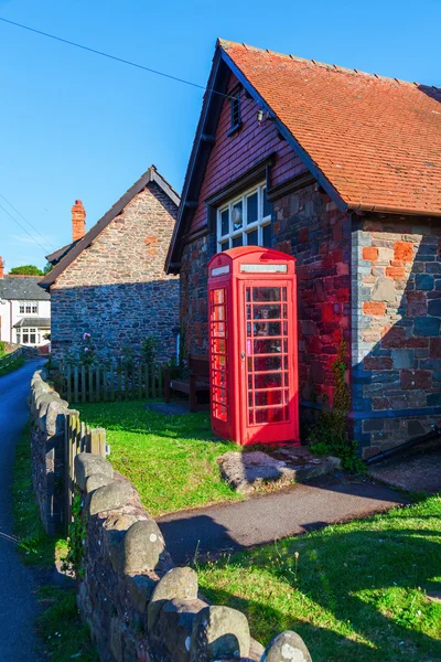 Cabina de teléfono roja en Allerford, Inglaterra — Foto de Stock