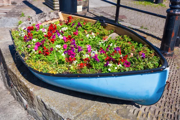 Boat with flowers in a harbour — Φωτογραφία Αρχείου