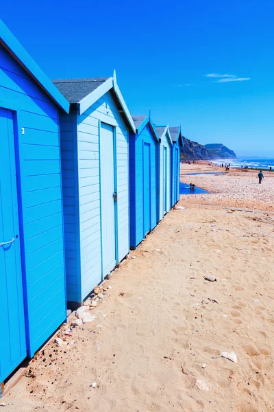 Bir plajda mavi cabanas satırı — Stok fotoğraf