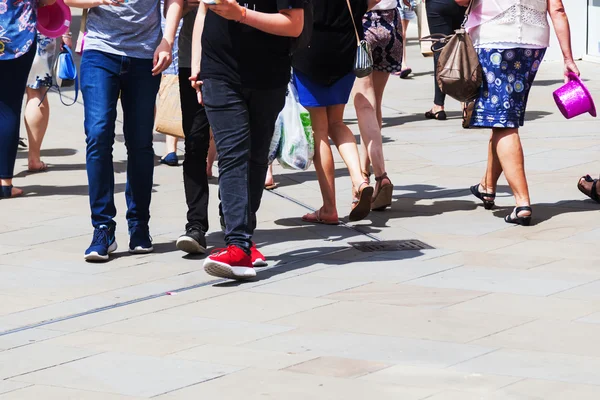 Crowds of people walking in the city — Stock Photo, Image