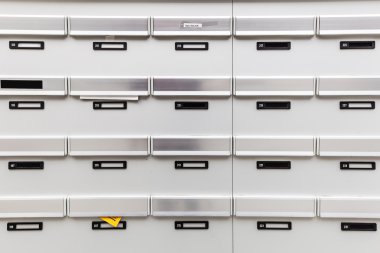 Bir gökdelenin posta kutuları