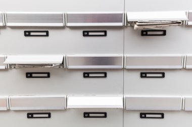 Bir gökdelenin posta kutuları