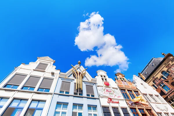 Gable de edificios antiguos en el Vrijdagsmarkt de Gante, Bélgica — Foto de Stock