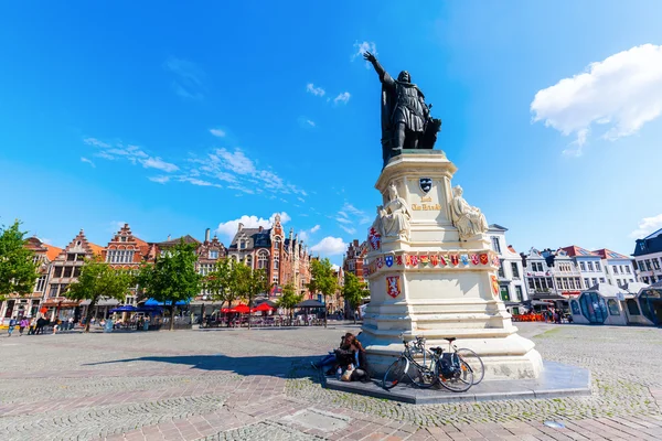 Статуя на Vrijdagsmarkt в Генте, Бельгия — стоковое фото
