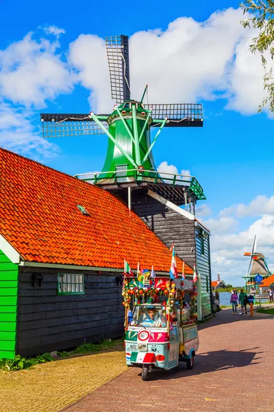 Ice cream cart at the museum village in Zaanse Schans, Netherlands — Stockfoto